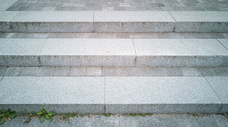 Treppen zum Eingang der Mensa in Rosdorf